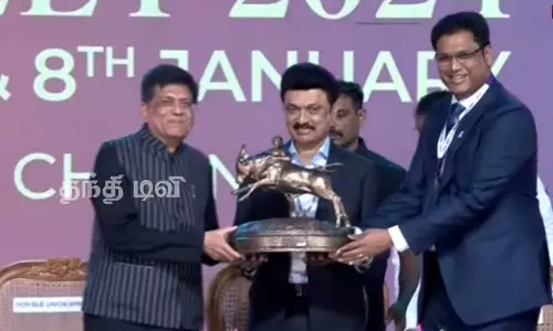 உலக முதலீட்டாளர்கள் மாநாடு: பியூஷ் கோயலுக்கு நினைவு பரிசு வழங்கிய முதலமைச்சர்