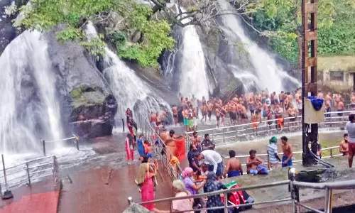 மேற்கு தொடர்ச்சி மலையில் கனமழை: குற்றாலத்தில் வெள்ளப்பெருக்கு