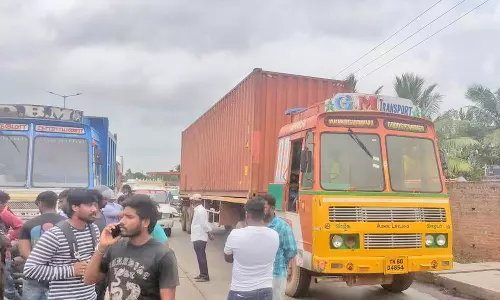 கண்டெய்னர் லாரி மோதி முதியவர் பலி- கிராம மக்கள் மறியல்