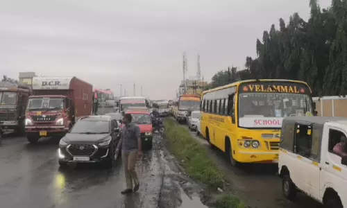 சாலையில் ஏற்பட்ட பள்ளம்: நெடுஞ்சாலையில் கடும் போக்குவரத்து நெரிசல்