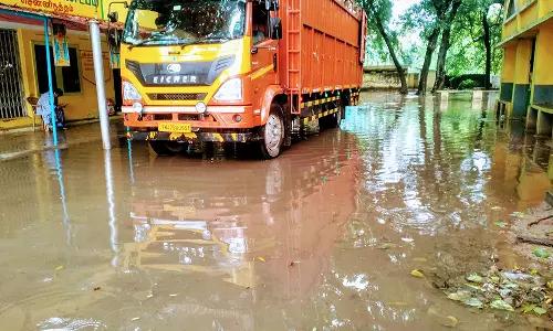 சிதம்பரத்தில் 22 செ.மீ. கொட்டி தீர்த்தது: என்.எல்.சி.யில் நிலக்கரி வெட்டி எடுக்கும் பணி பாதிப்பு