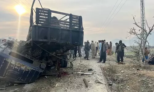 குண்டு வெடிப்பில் சிக்கிய காவல்துறை வாகனம் - 5 பேர் உயிரிழப்பு