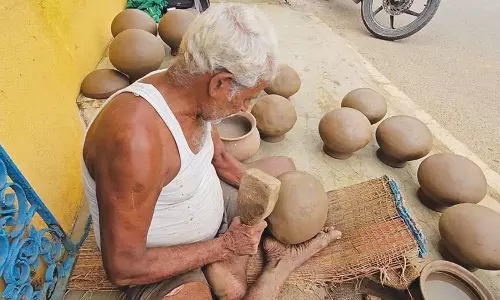 சென்னையில் விற்பனைக்கு குவிந்துள்ள பொங்கல் பானைகள்