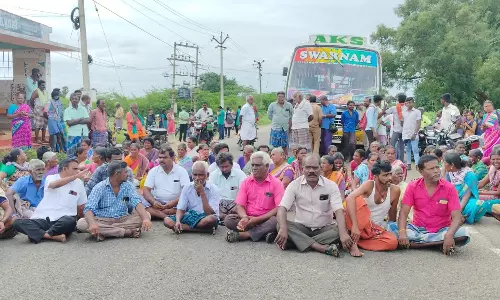 கோவில்பட்டி அருகே கிராம மக்கள் சாலை மறியல்