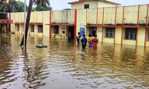 அரசு மருத்துவமனையை சூழ்ந்த வெள்ளம்... மருத்துவர்கள், நோயாளிகள் கடும் அவதி