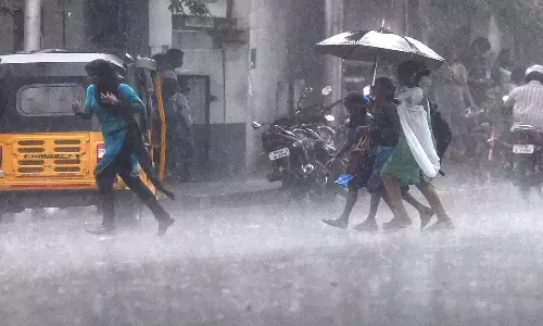 கனமழை எதிரொலி- காரைக்காலில் நாளை பள்ளிகளுக்கு விடுமுறை