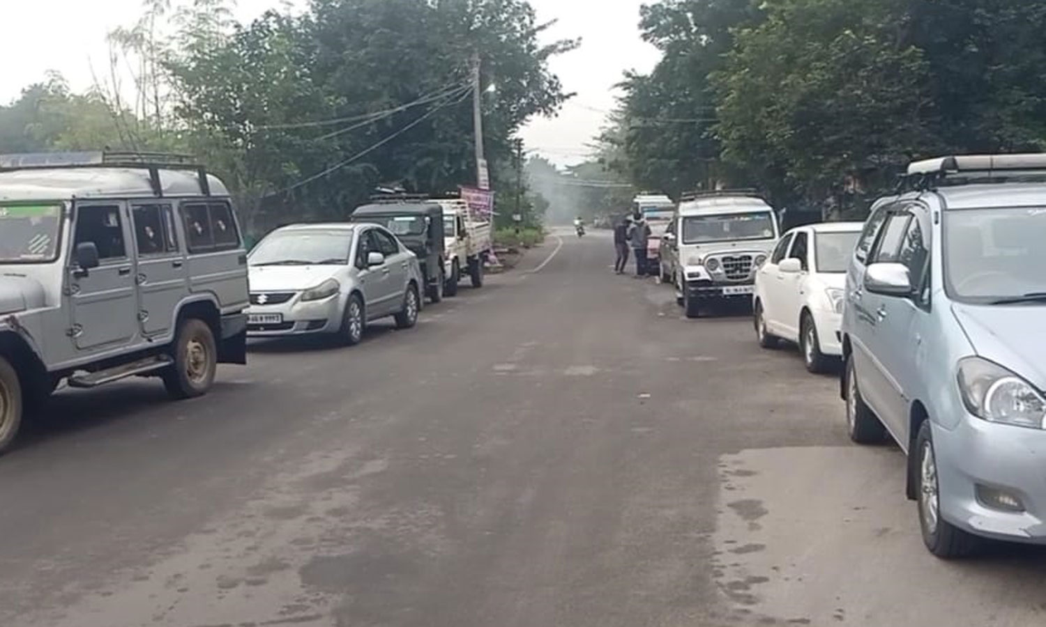 தமிழக எல்லையில் தடுத்து நிறுத்தப்பட்ட வாகனங்கள்