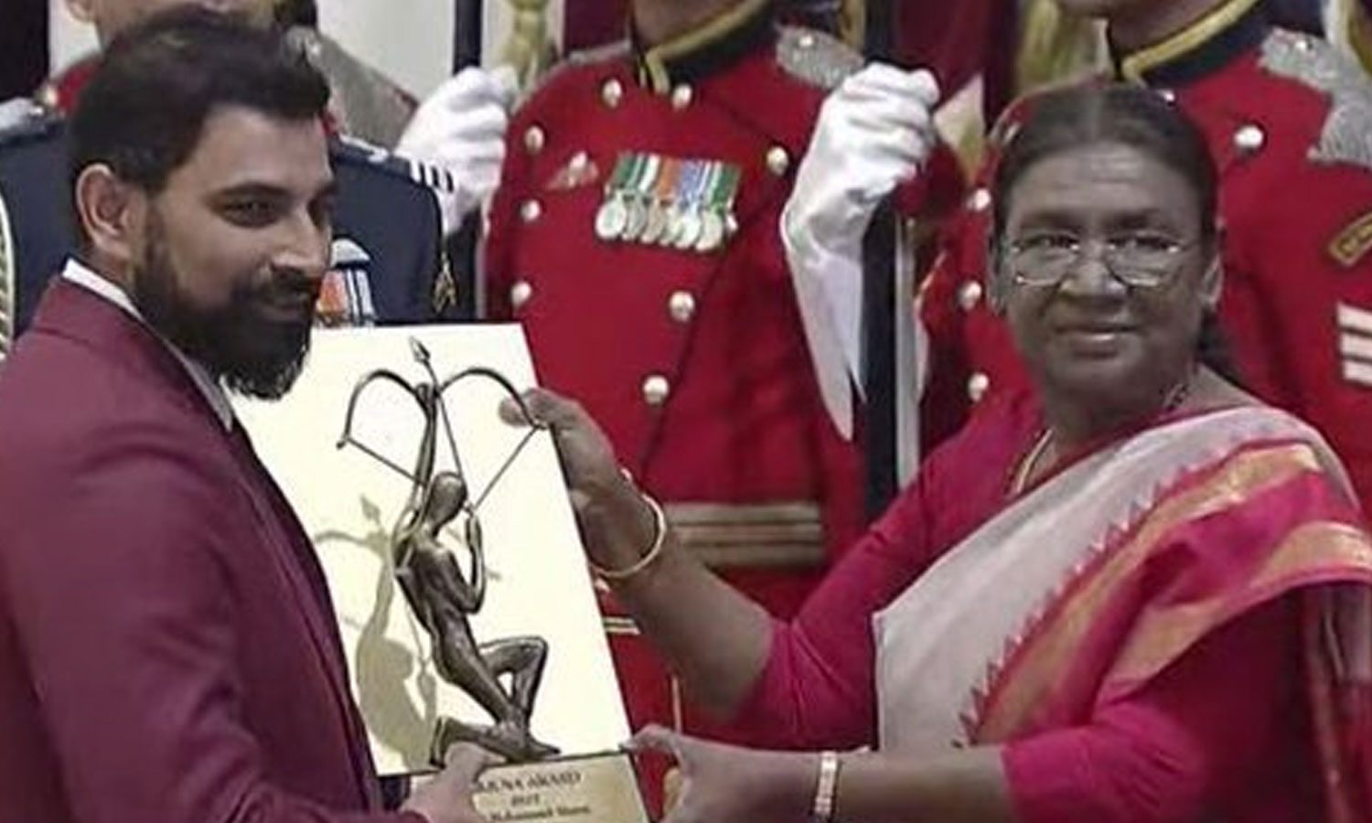 ஜனாதிபதியிடம் இருந்து அர்ஜூனா விருது பெற்ற முகமது ஷமி, வைஷாலி