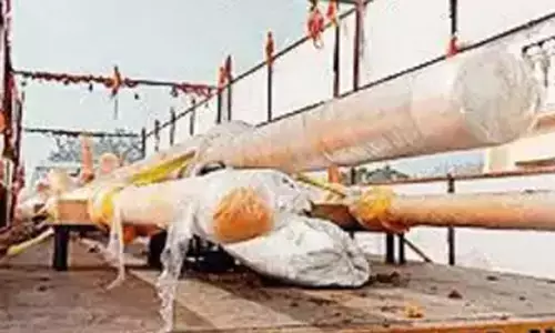 5 ஆயிரம் கிலோ எடை கொண்ட பிரமாண்டமான கொடி கம்பம் அயோத்திக்கு வந்து சேர்ந்தது