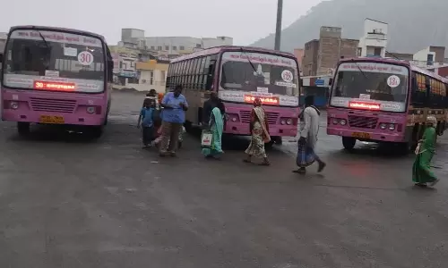 தருமபுரி, கிருஷ்ணகிரி மாவட்டங்களில் வழக்கம்போல் பஸ்கள் இயங்கின