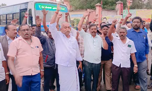 டெப்போக்கள் முன்பு டிரைவர், கண்டக்டர்கள் போராட்டம்