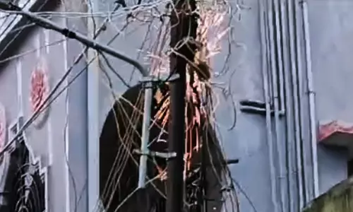 இடைவிடாது பெய்த கனமழையால் மாணவ-மாணவிகள் பாதிப்பு: மின்கம்பம் தீப்பிடித்து எரிந்ததால் பரபரப்பு