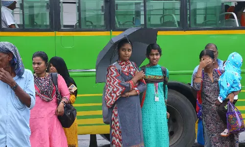 திருப்பூர் மாவட்டத்தில் தொடர் சாரல் மழை: பொதுமக்கள்-வாகன ஓட்டிகள் பாதிப்பு