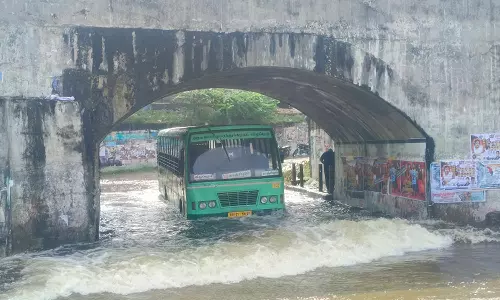 தற்காலிக டிரைவர் ஓட்டி சென்ற  அரசு பஸ் வெள்ள நீரில் சிக்கியது