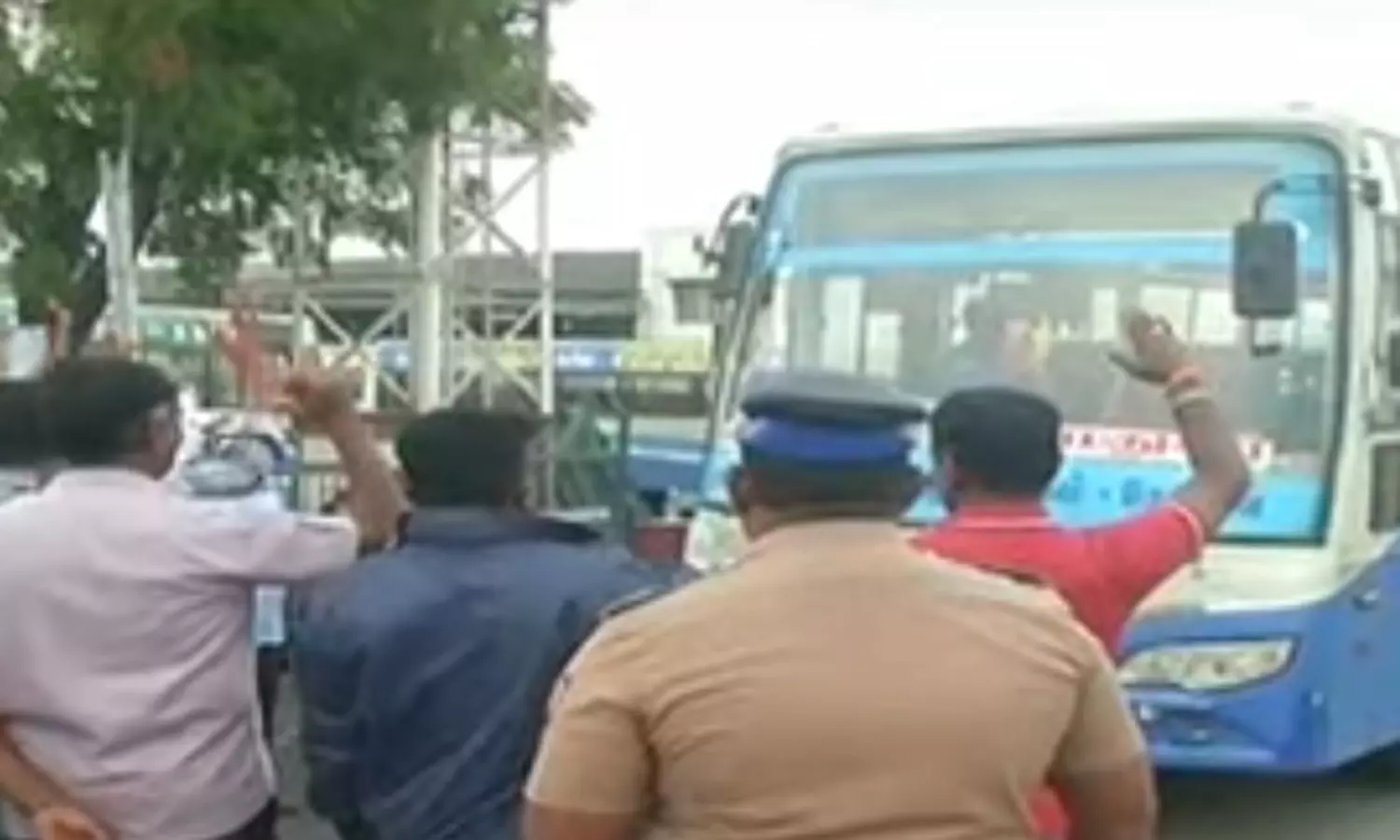 வேலைநிறுத்தம்: தொழிற்சங்கங்களுக்கு போக்குவரத்து துறை எச்சரிக்கை வேலைநிறுத்தம்: தொழிற்சங்கங்களுக்கு போக்குவரத்து துறை எச்சரிக்கை