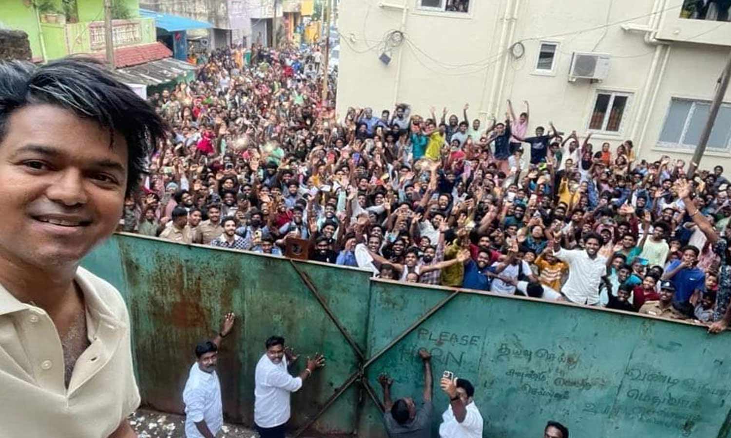இது என்னப்பா புது கெட்டப்பா இருக்கு..? மாஸ் என்ட்ரி கொடுத்த விஜய் ...