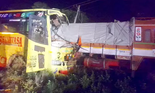 ஏர்வாடி அருகே லாரி மீது கர்நாடகா பஸ்  மோதல்: ஐயப்ப பக்தர் பலி