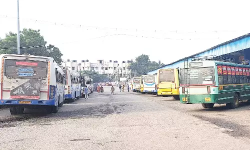 திருச்சியில் தற்காலிக ஓட்டுநர்கள் வைத்து பஸ் இயக்கப்பட்டது