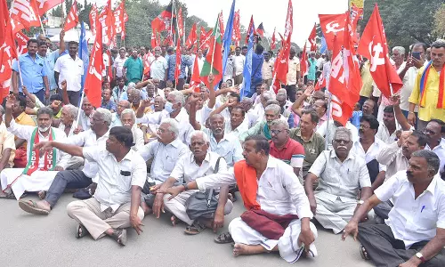 மதுரை தலைமை அலுவலகம் முன்பு சாலை மறியலில் ஈடுபட்ட பஸ் ஊழியர்கள் 500 பேர் கைது