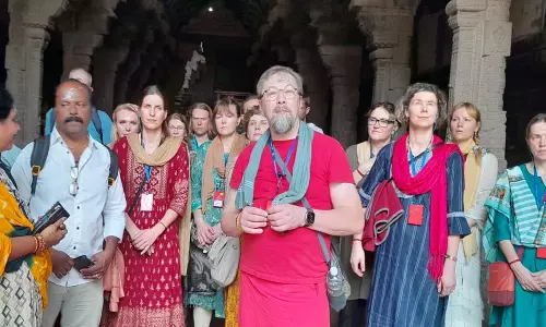 நெல்லையப்பரை தரிசிக்க குவிந்த வெளிநாட்டு குழுவினர்