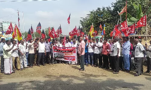 தருமபுரி மாவட்டத்தில் போக்குவரத்து தொழிற்சங்கத்தினர் ஆர்ப்பாட்டம்