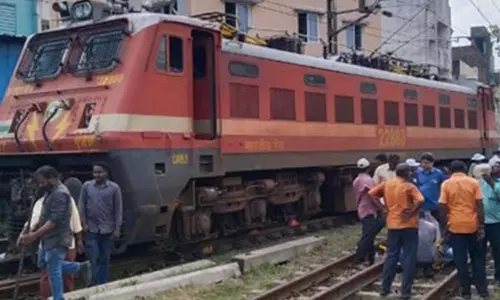 எழும்பூர் ரெயில் நிலையத்தில் என்ஜின் தடம் புரண்டது