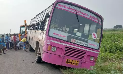 தற்காலிக டிரைவர் ஓட்டி சென்ற அரசு பஸ் விபத்தில் சிக்கியது