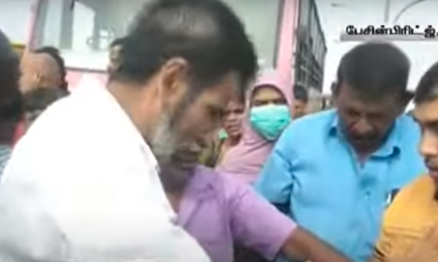 பேசின் பாலத்தில் கட்டுப்பாட்டை இழந்த அரசு பஸ் பைக்குகள் மீது மோதி விபத்து