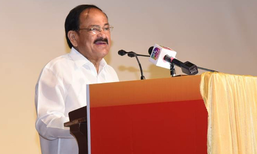 அடிக்கடி கட்சி மாறாதீர்கள்: இளம் அரசியல்வாதிகளுக்கு வெங்கையா நாயுடு அட்வைஸ்