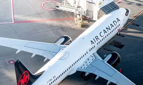 புறப்பட தயாராக இருந்த விமானத்தில் இருந்து கீழே குதித்த பயணியால் பரபரப்பு