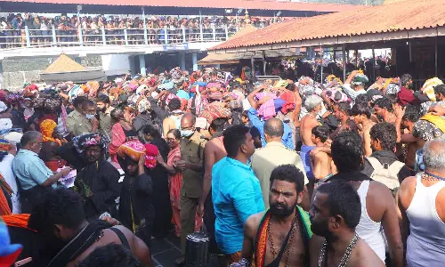 சபரிமலையில் நெரிசல் இல்லாமல் சாமி தரிசனம் செய்யும் பக்தர்கள்