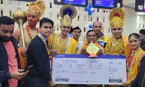அகமதாபாத் to அயோத்தி: முதல் விமானத்தில் கேக் வெட்டி கொண்டாடிய பயணிகள்