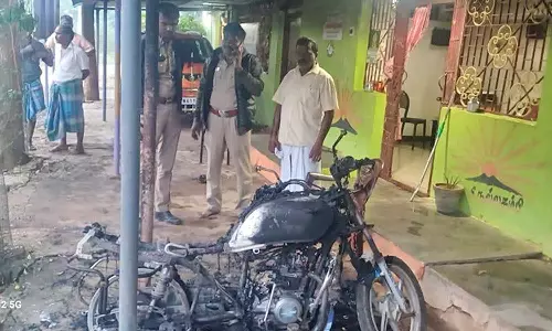 செந்துறை அருகே தி.மு.க. செயலாளருக்கு சொந்தமான மோட்டார் சைக்கிள் எரிப்பு