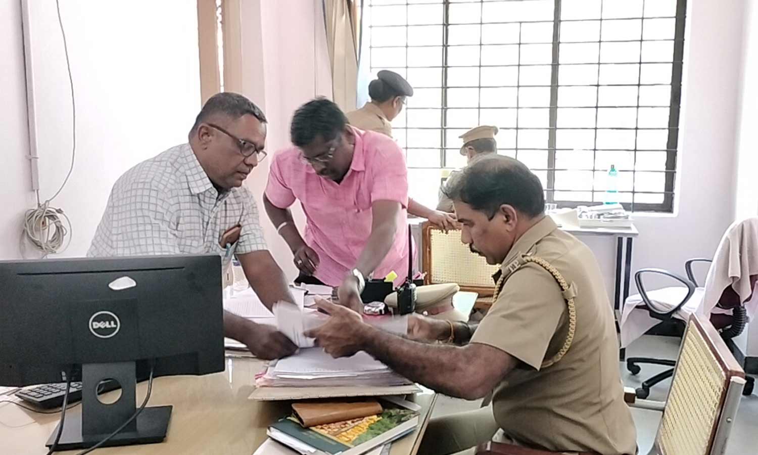 முறைகேடு புகார் எதிரொலி: பெரியார் பல்கலைக்கழகத்தில் நடந்த சோதனையில் சிக்கிய முக்கிய ஆவணங்கள்