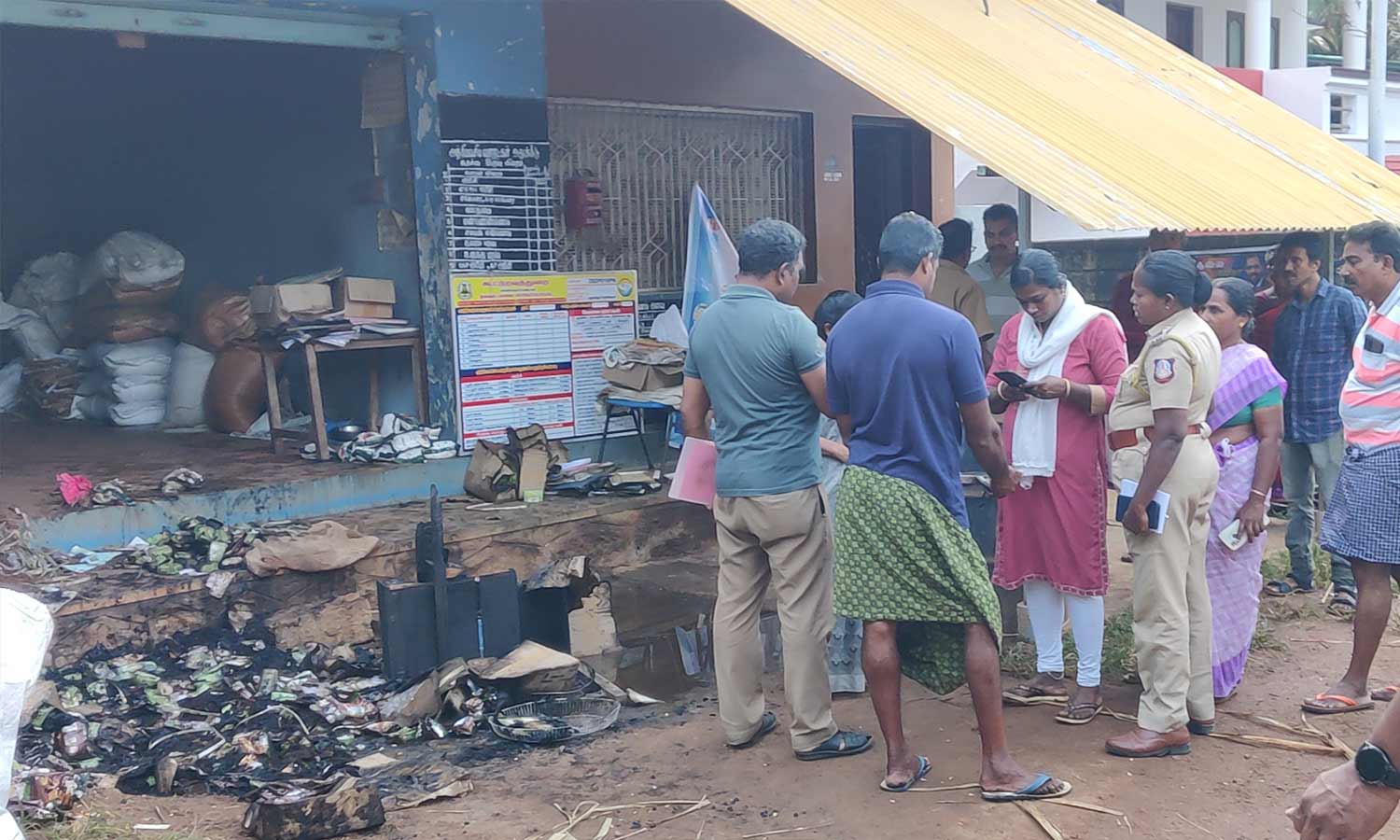 ரேசன் கடையில் தீ விபத்து; பொங்கல் பரிசு பொருட்கள் எரிந்து நாசம்