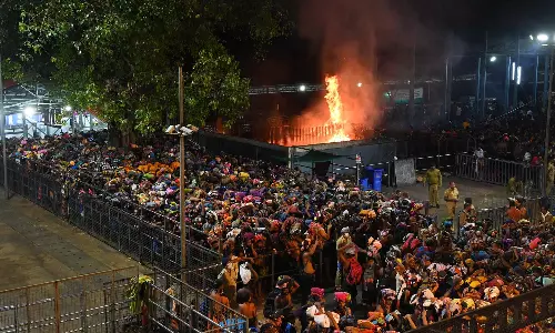 மகரவிளக்கு பூஜை: சபரிமலையில் தங்குவதற்கு பக்தர்களுக்கு தடை விதிக்கப்படாது