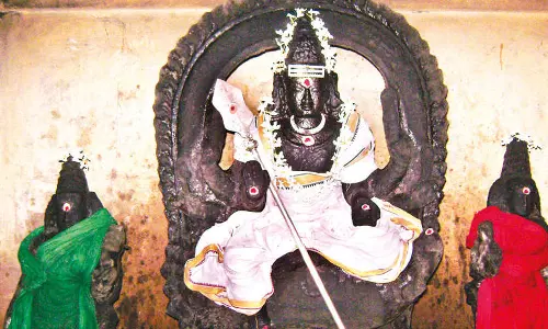 அமிர்த குடம் ஏந்திய அபூர்வ முருகன்