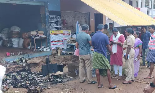 ரேசன் கடையில் தீ விபத்து; பொங்கல் பரிசு பொருட்கள் எரிந்து நாசம்