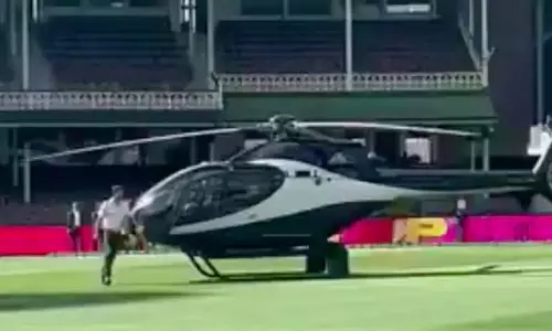 ஹாலிவுட் ஸ்டைலில் ஹெலிகாப்டர் மூலம் மைதானத்தில் என்ட்ரியான டேவிட் வார்னர்- வீடியோ