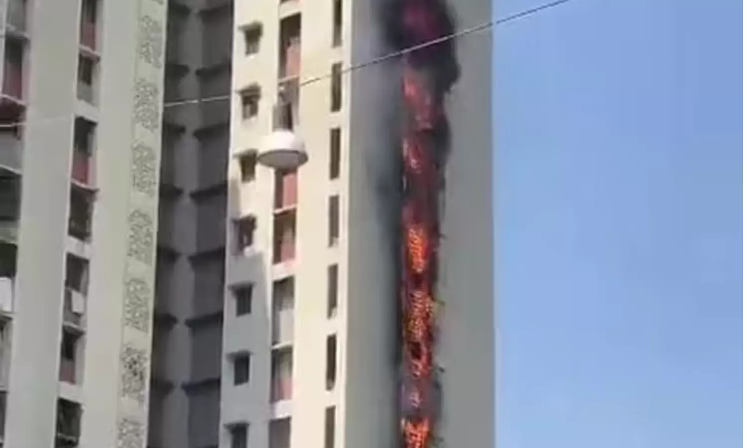 மும்பையில் அடுக்குமாடி குடியிருப்பு கட்டிடத்தில் தீ விபத்து மும்பையில் அடுக்குமாடி குடியிருப்பு கட்டிடத்தில் தீ விபத்து