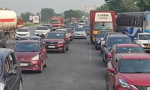 ஆத்தூர் சுங்கச்சாவடியில் வாகனங்கள் அதிக அளவில் செல்வதால் போக்குவரத்து நெரிசல்