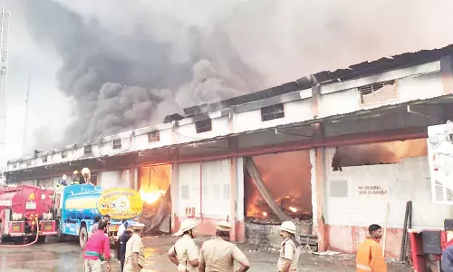 புழல் அருகே தனியார் குடோனில் பயங்கர தீ விபத்து