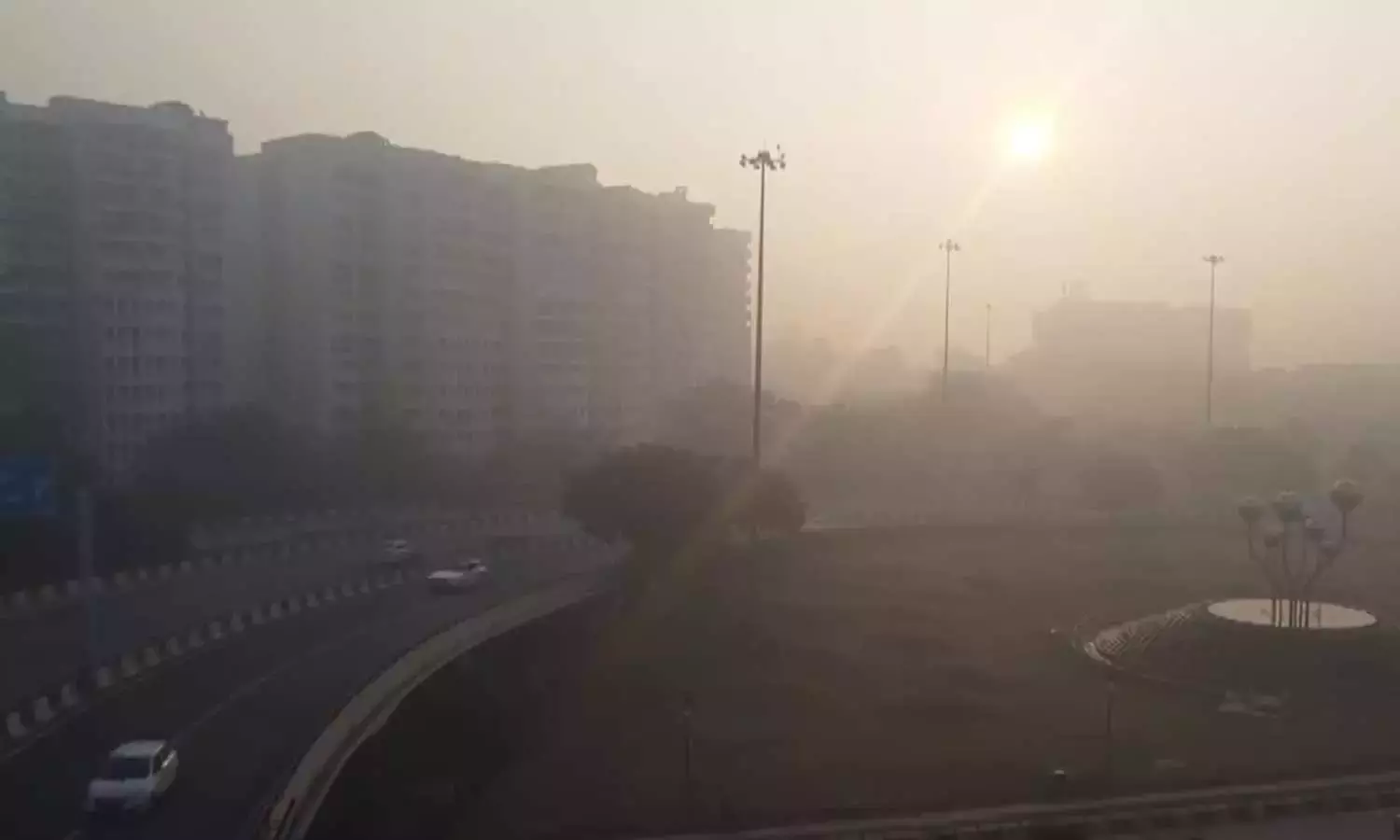 டெல்லியில் கடும் பனிப்பொழிவு... விமானங்கள், ரெயில்கள் தாமதம்