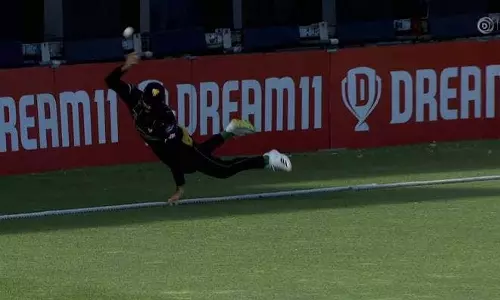 இவர்களால் மட்டுமே முடியும்... நியூசிலாந்து வீரர்கள் இணைந்து பிடித்த அபாரமான கேட்ச்....