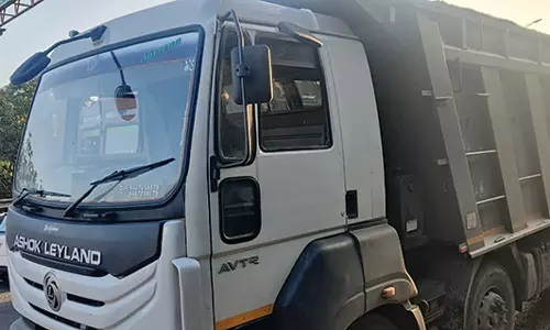 குழித்துறை அருகே விபத்து: கனிம வளம் ஏற்றிச் சென்ற  லாரி மோதி பெண் பலி