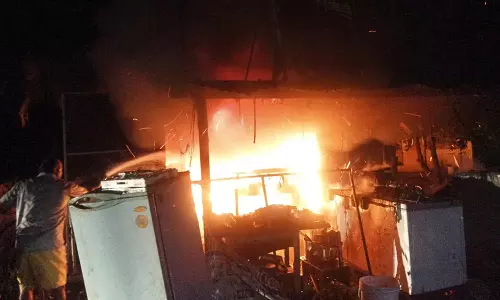 பழைய மின்சாதன பொருட்கள் பழுது பார்க்கும் கடையில் தீ விபத்து