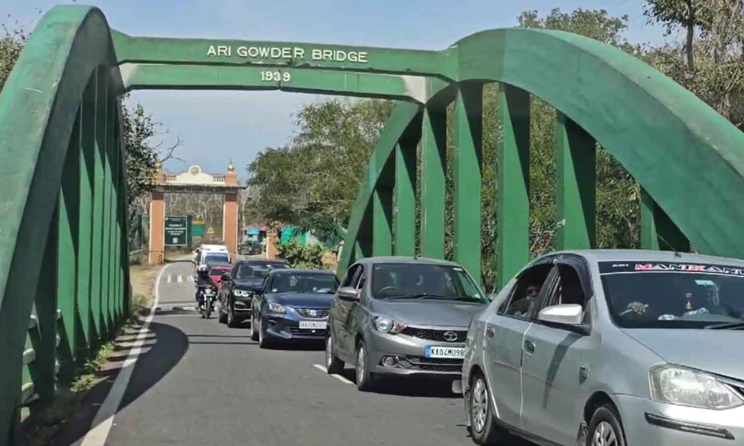 ஊட்டியில் குவிந்த சுற்றுலா பயணிகள்... நீண்ட வரிசையில் வாகனங்கள் நிற்பதால் போக்குவரத்து பாதிப்பு