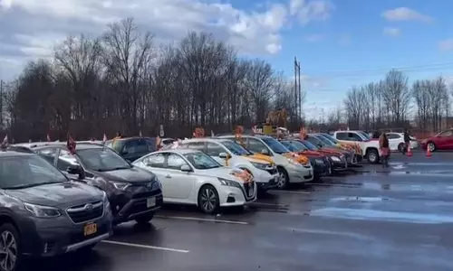 ராமர் கோவில் கும்பாபிஷேகம்: அமெரிக்காவில் இந்தியர்கள் நடத்திய கார்கள்  பேரணி