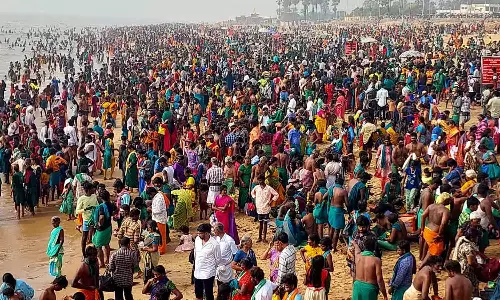 திருச்செந்தூர் கோவிலில் லட்சக்கணக்கான பக்தர்கள் குவிந்தனர்