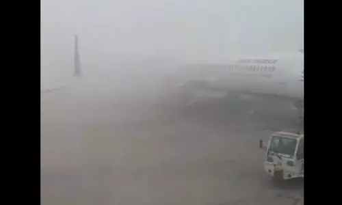 பனிமூட்டம் எதிரொலி: டெல்லியில் விமானம், ரெயில் சேவை பாதிப்பு